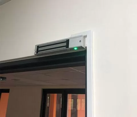 270KG外露式磁力電鎖 PML-1100 270KG外露式磁力電鎖 PML-1100