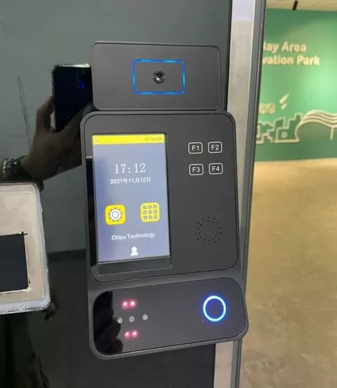 CSS-V15 網路型人臉門禁考勤控制主機