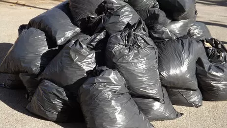 監視器抓門口亂丟垃圾兇手